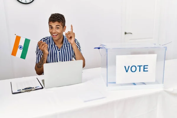 Homem Hispânico Bonito Novo Eleição Campanha Política Que Prende Bandeira — Fotografia de Stock