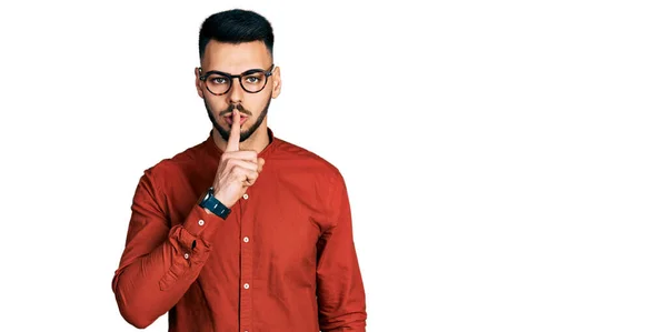 Ung Latinamerikan Med Skägg Affärsskjorta Och Glasögon Som Ber Tystnad — Stockfoto