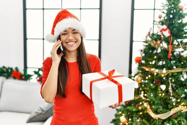 Νεαρή Λατίνα Γυναίκα Μιλάει Στο Smartphone Στέκεται Δίπλα Στο Χριστουγεννιάτικο — Φωτογραφία Αρχείου