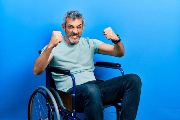 Bonito Homem Meia Idade Com Cabelos Grisalhos Sentado Cadeira Rodas — Fotografia de Stock