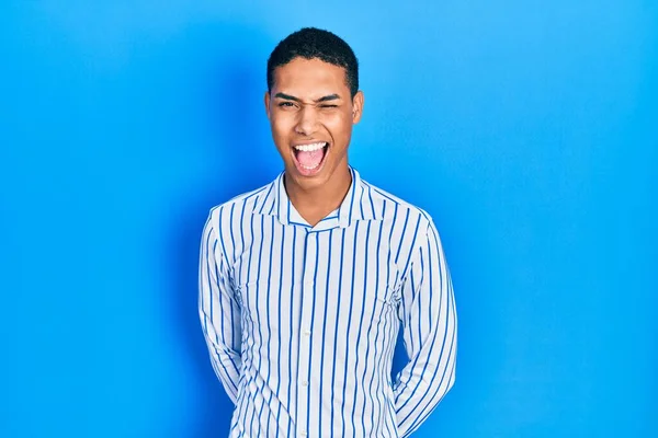 Ung Afrikansk Amerikansk Kille Klädd Casual Kläder Blinkar Tittar Kameran — Stockfoto