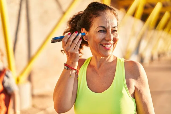 Middle Age Hispanic Woman Working Out Listening Voice Message Promenade — Foto Stock