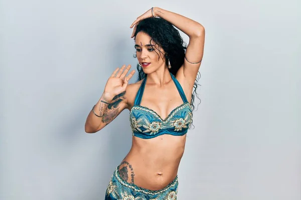 Ung Indiankvinna Traditionell Magdansardräkt Dansande Exotisk Orientalisk Dans Med Kropp — Stockfoto