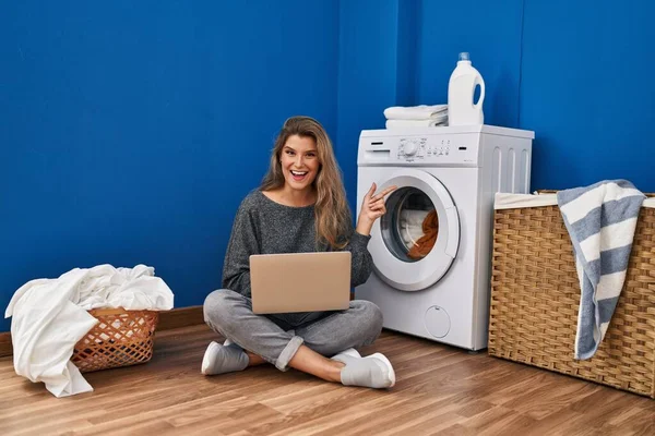 Young Woman Waiting Laundry Using Laptop Smiling Happy Pointing Hand — Stok fotoğraf