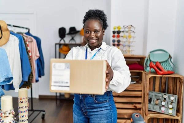 Jong Afrikaans Amerikaans Vrouw Winkelier Glimlachen Zelfverzekerd Holding Pakket Kleding — Stockfoto