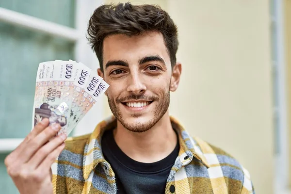 Hombre Hispano Guapo Sonriendo Feliz Confiado Ciudad Sosteniendo Billetes 1000 —  Fotos de Stock