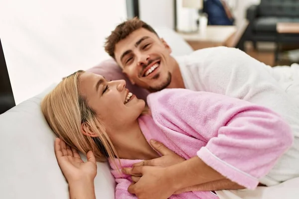 Jovem Casal Caucasiano Sorrindo Feliz Abraçando Deitado Cama Casa — Fotografia de Stock