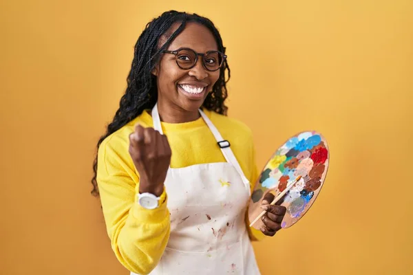 African Woman Holding Painter Palette Beckoning Come Here Gesture Hand — Stock Photo, Image