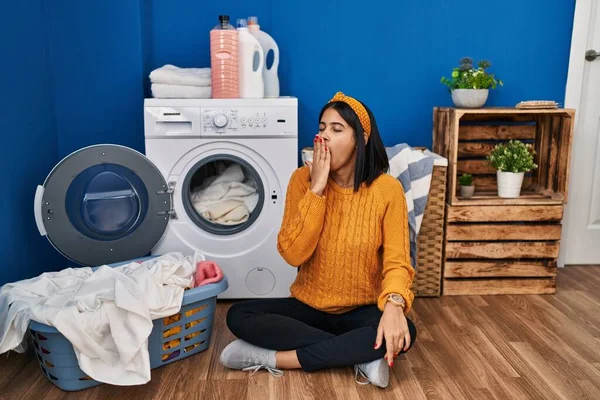 Ung Latinamerikansk Kvinna Gör Tvätt Uttråkad Gäspande Trött Täcker Munnen — Stockfoto