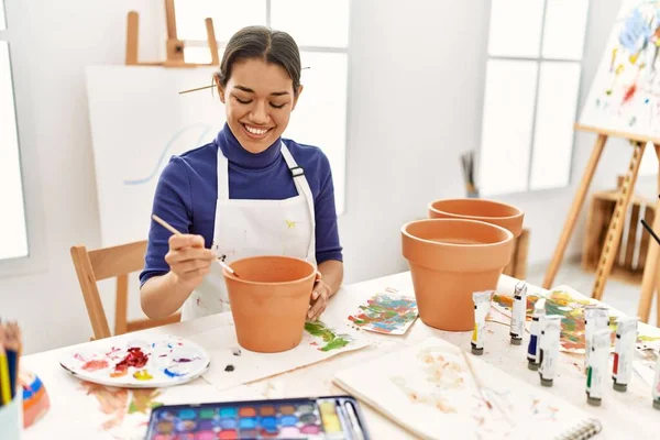 Young Latin Woman Smiling Confident Painting Clay Ceramic Art Studio — ストック写真