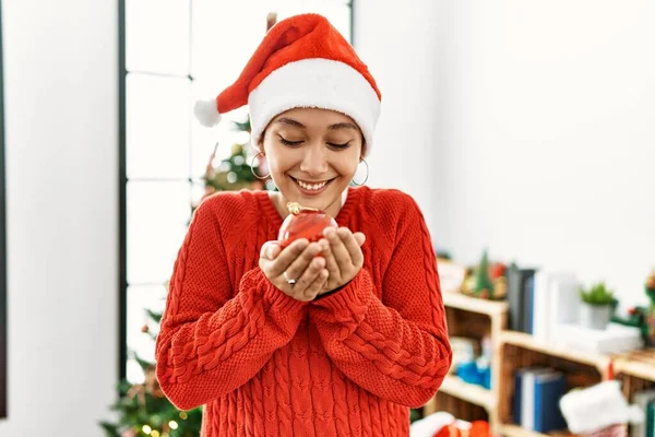 Νεαρή Ισπανόφωνη Γυναίκα Χαμογελά Αυτοπεποίθηση Κρατώντας Χριστουγεννιάτικο Χορό Στο Σπίτι — Φωτογραφία Αρχείου