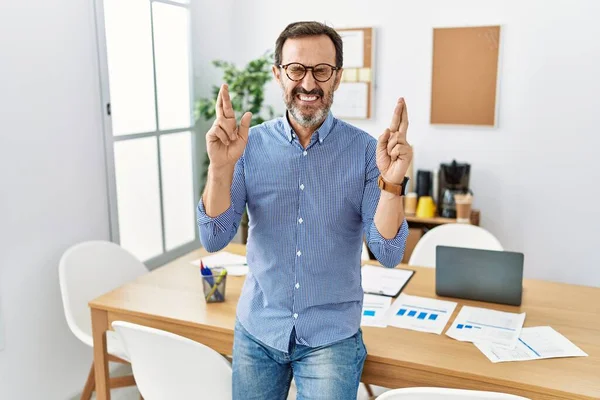 Middle Age Hispanic Man Beard Wearing Business Clothes Office Gesturing —  Fotos de Stock