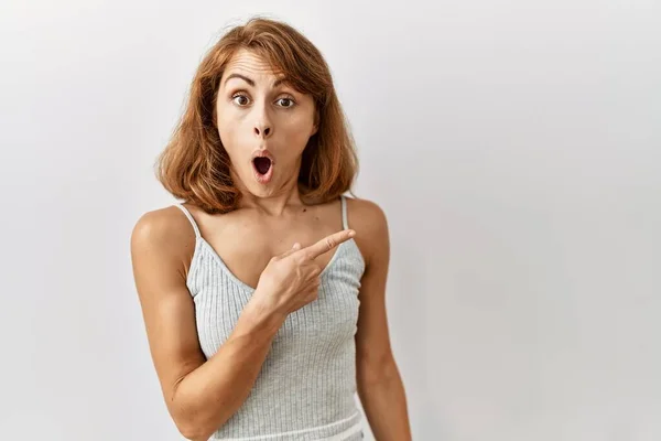 Prachtige Blanke Vrouw Staande Geïsoleerde Achtergrond Verrast Wijzend Met Vinger — Stockfoto