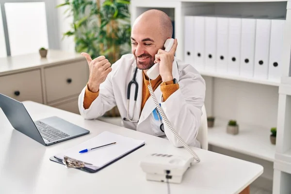 Giovane Uomo Calvo Con Barba Che Lavora Appuntamento Telefonico Puntando — Foto Stock