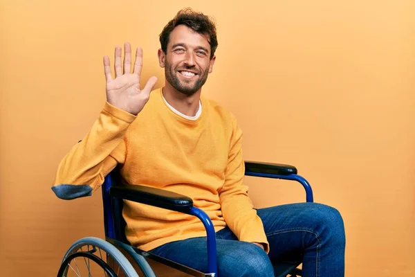 Schöner Mann Mit Bart Sitzt Rollstuhl Und Zeigt Mit Finger — Stockfoto