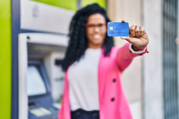 非裔美国女性高管微笑着 自信地在街上拿着信用卡 — 图库照片