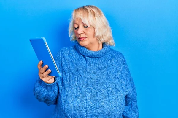 Middle Age Blonde Woman Using Touchpad Device Thinking Attitude Sober — Stockfoto