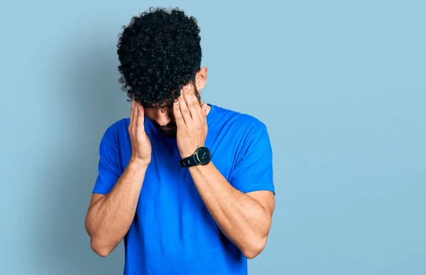Ung Arabisk Man Med Skägg Bär Casual Blå Shirt Med — Stockfoto