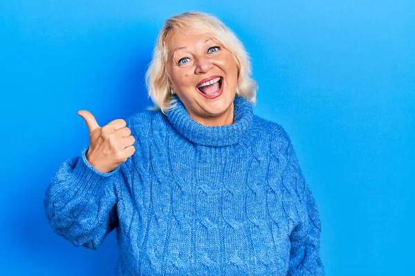 Mulher Loira Meia Idade Vestindo Roupas Casuais Sorrindo Com Rosto — Fotografia de Stock