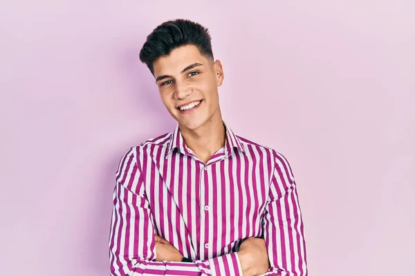 Joven Hispano Vestido Con Ropa Casual Cara Feliz Sonriendo Con — Foto de Stock