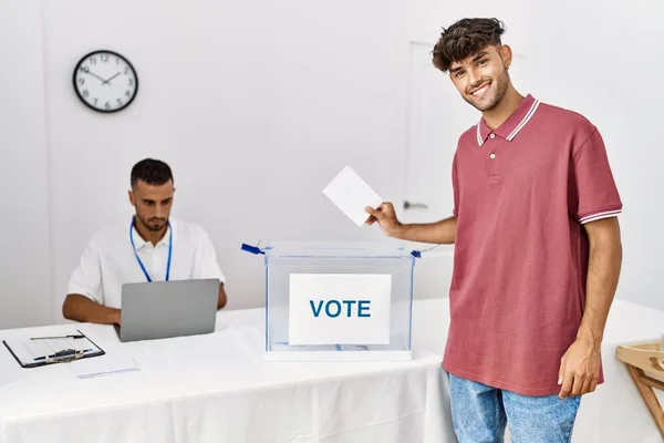 Jovem Hispânico Eleitor Homem Sorrindo Feliz Colocando Voto Urna Centro — Fotografia de Stock
