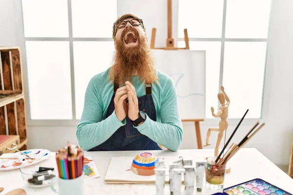 Redhead Man Long Beard Painting Clay Bowl Art Studio Begging — 图库照片