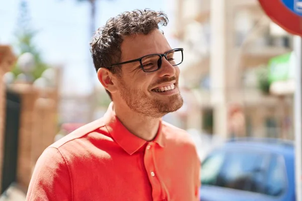Jovem Hispânico Sorrindo Confiante Vestindo Óculos Rua — Fotografia de Stock