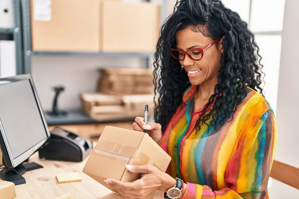 Afrikaans Amerikaanse Vrouw Zakenman Schrijven Pakket Kantoor — Stockfoto