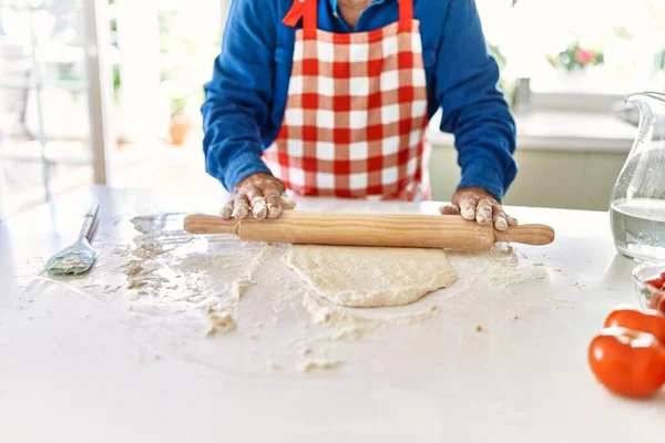 Senior Man Keading Pizza Dough Kitchen — Stockfoto