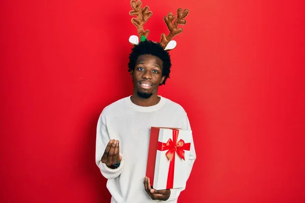 Jovem Afro Americano Usando Chapéu Natal Veado Segurando Presente Fazendo — Fotografia de Stock