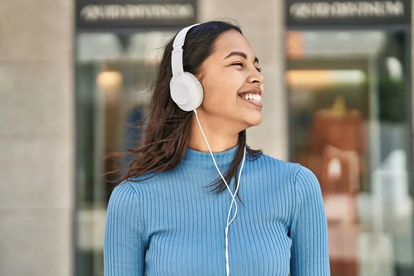 Junge Afroamerikanerin Lächelt Selbstbewusst Und Hört Musik Auf Der Straße — Stockfoto