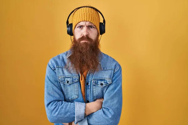 Caucasian Man Long Beard Listening Music Using Headphones Skeptic Nervous — Stockfoto