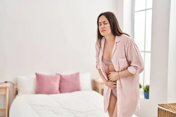 Jeune Femme Souffrant Douleurs Menstruelles Debout Dans Chambre — Photo