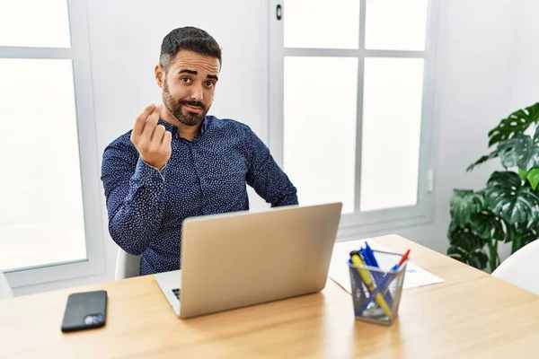 Jovem Hispânico Com Barba Trabalhando Escritório Com Laptop Fazendo Gesto — Fotografia de Stock