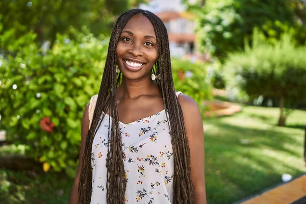 Fiatal Afro Amerikai Mosolyog Boldog Áll Városban — Stock Fotó