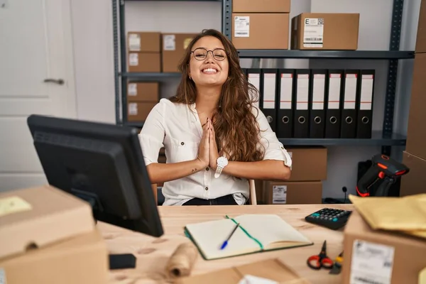 Jonge Hispanic Vrouw Werken Bij Kleine Bedrijf Commerce Bidden Met — Stockfoto