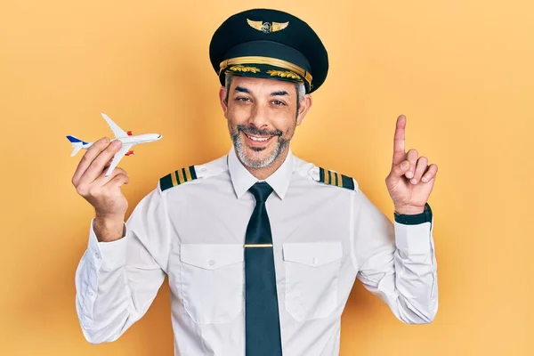 Schöner Mann Mittleren Alters Mit Grauen Haaren Flugzeugpilotenuniform Spielzeugflugzeug Haltend — Stockfoto