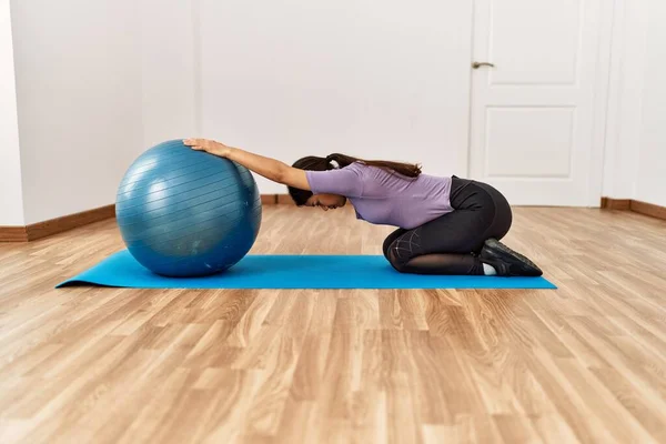 Young Latin Woman Stretching Using Fit Ball Sport Center — Stock Photo, Image