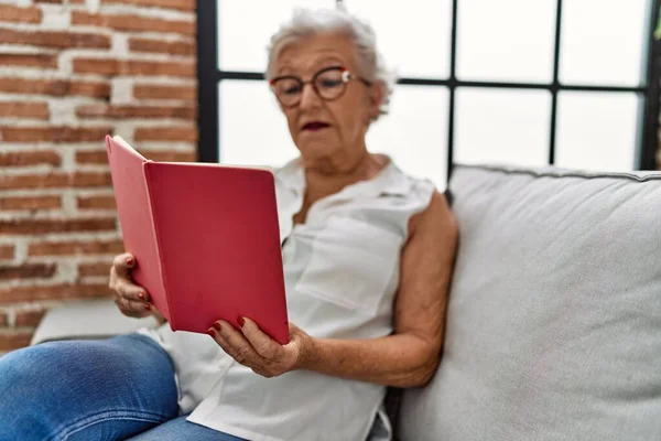 Senior Mujer Pelo Gris Leyendo Libro Sentado Sofá Casa — Foto de Stock