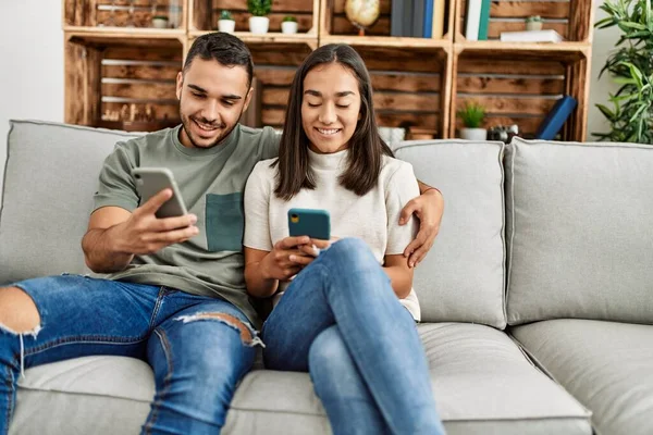 Jong Latijn Paar Met Behulp Van Smartphone Zitten Bank Thuis — Stockfoto