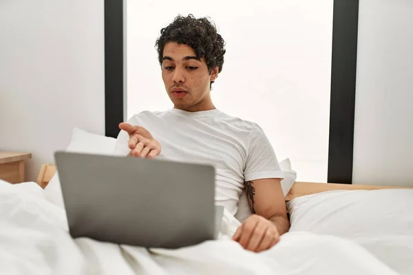 Junger Hispanischer Mann Telefoniert Mit Laptop Schlafzimmer — Stockfoto