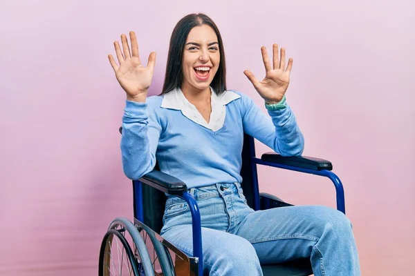 Beautiful Woman Blue Eyes Sitting Wheelchair Showing Pointing Fingers Number — Stock Photo, Image