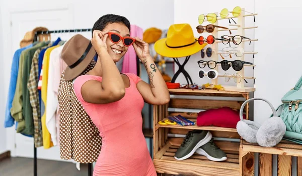 Mladá Hispánka Žena Zákazník Usmívá Sebevědomě Nosit Sluneční Brýle Obchodě — Stock fotografie