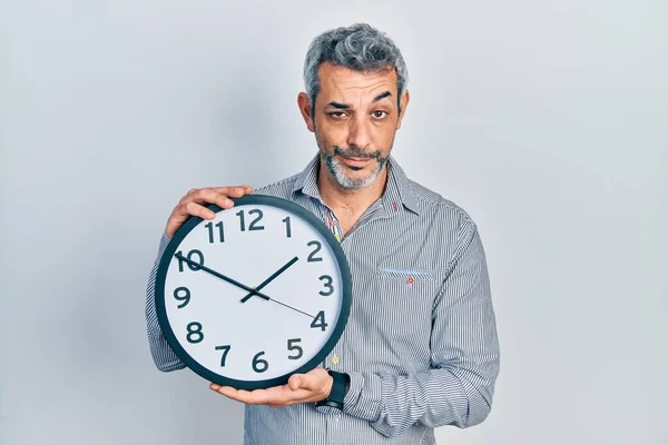 Yakışıklı Orta Yaşlı Gri Saçlı Elinde Büyük Bir Saat Tutan — Stok fotoğraf