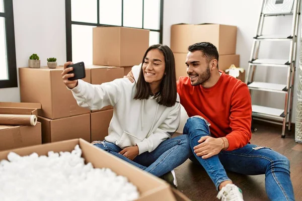 Young Latin Couple Smiling Happy Make Selfie Smartphone New Home — Stock Photo, Image