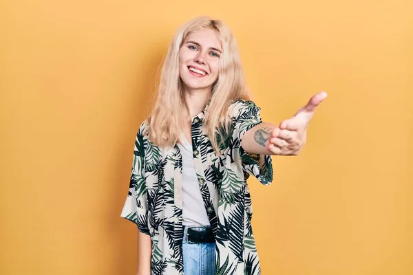 Beautiful Caucasian Woman Blond Hair Wearing Tropical Shirt Smiling Friendly — Stock Photo, Image