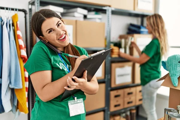 Two Young Volunteers Woman Smiling Happy Working Charity Center Girl — Stock Photo, Image