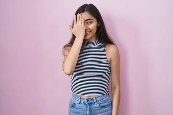 Sıradan Çizgili Tişört Giyen Genç Bir Kız Bir Gözünü Eliyle — Stok fotoğraf