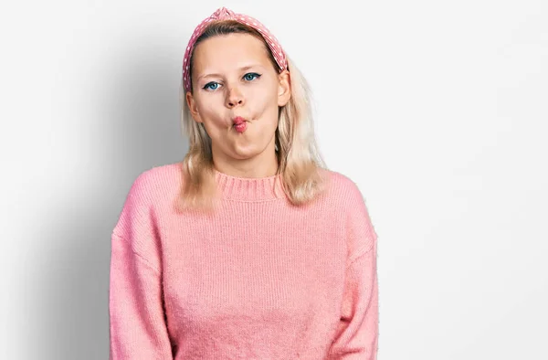 Jeune Femme Caucasienne Portant Des Vêtements Décontractés Faisant Visage Poisson — Photo