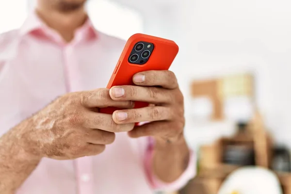 Ung Latinamerikan Man Använder Smartphone Kontoret — Stockfoto